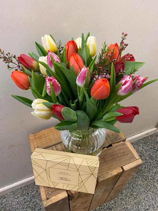 Tulip vase with Belgium chocolates