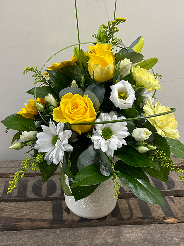 Arrangement yellow and white