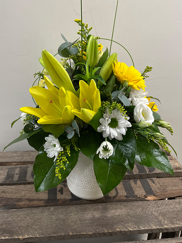 Arrangement yellow and white