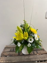 Arrangement yellow and white