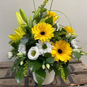 Arrangement yellow and white